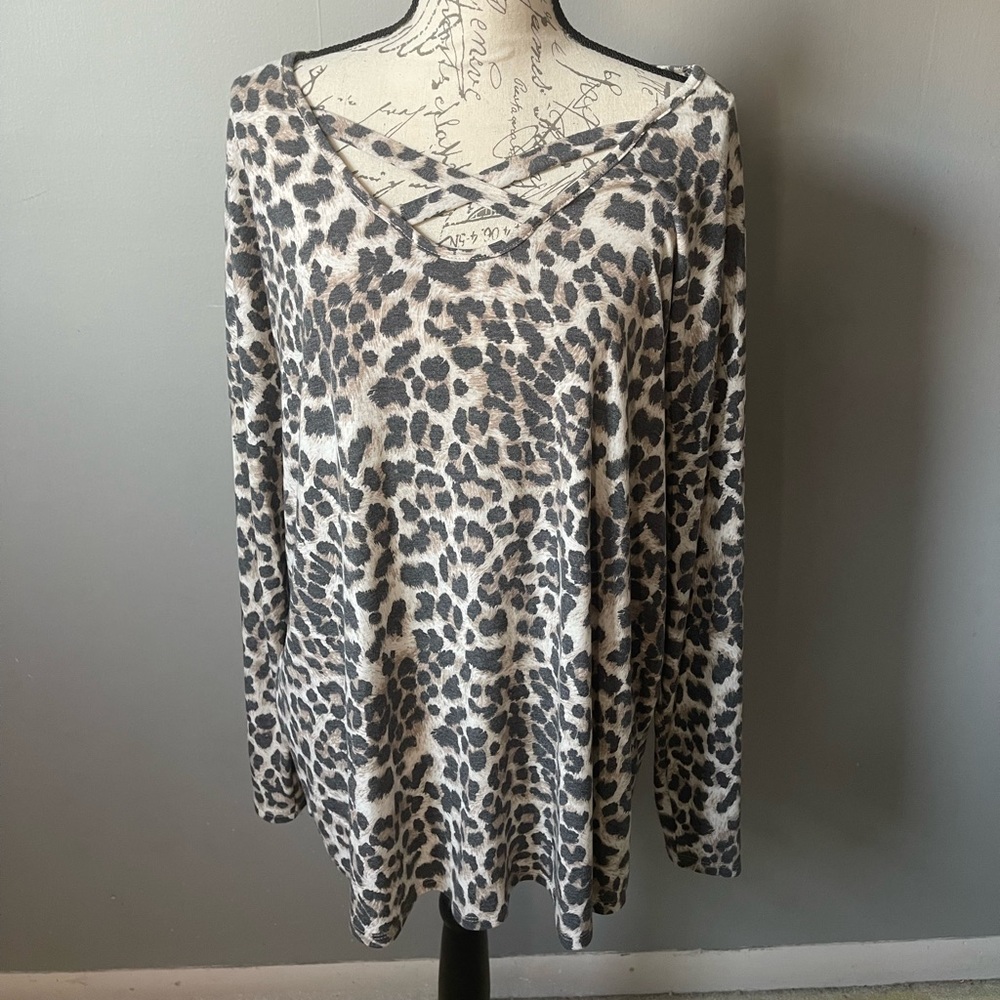 Plus : leopard criss cross neckline sweater